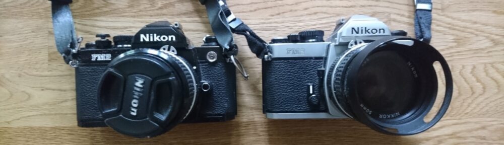 Två analoga kamerahus, det ena färg, det andra S/V, FM2 båda två.